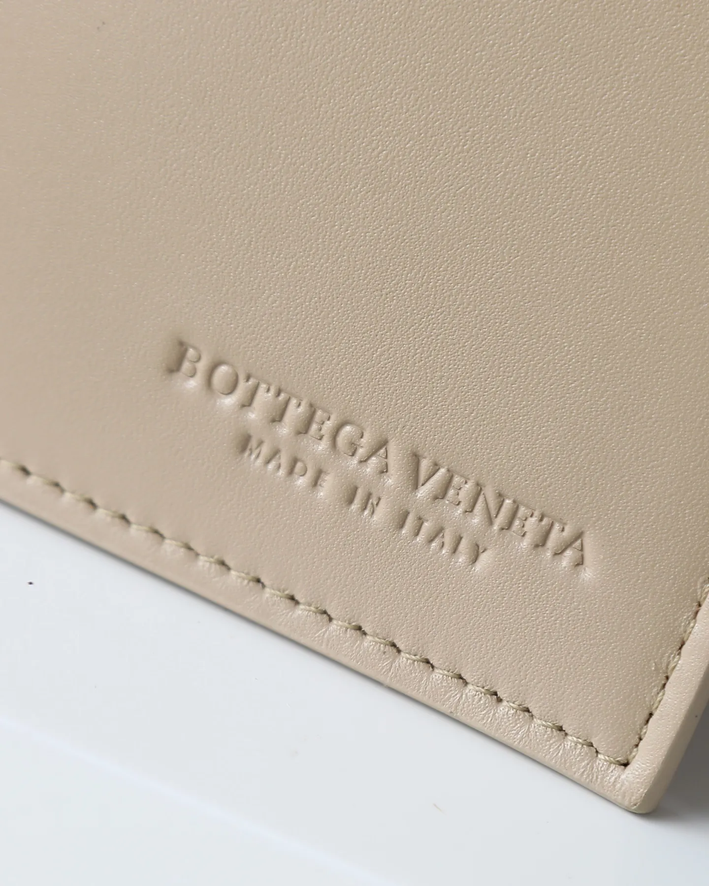 1000. BOTTEGA VENETA's 2025 new product pinacoteca has super soft leather, and the weaving function, practicality and relaxed fashion sense have not been lost ❤️‍🔥Amway is a must-have bag for sisters when going out. The size also accurately meets the commuting needs of urban beauties, and it can fit everything! ! ! 🔥The capacity should not be underestimated~ It doesn’t pick the person, the occasion, or the occasion. With its majestic curved outline, exquisite woven texture, delicate edges and rounded handles, this woven vegetable basket bag truly achieves the goal of “dressing up and being fashionable without getting in the way”~ Are you interested in Jimei? Style number: 819004 Size: 24*15*12cm